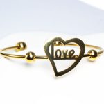 دستبند بنگل طلایی با طرح قلب و نوشته LOVE - تصویر 3