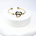 دستبند بنگل طلایی با طرح قلب و نوشته LOVE