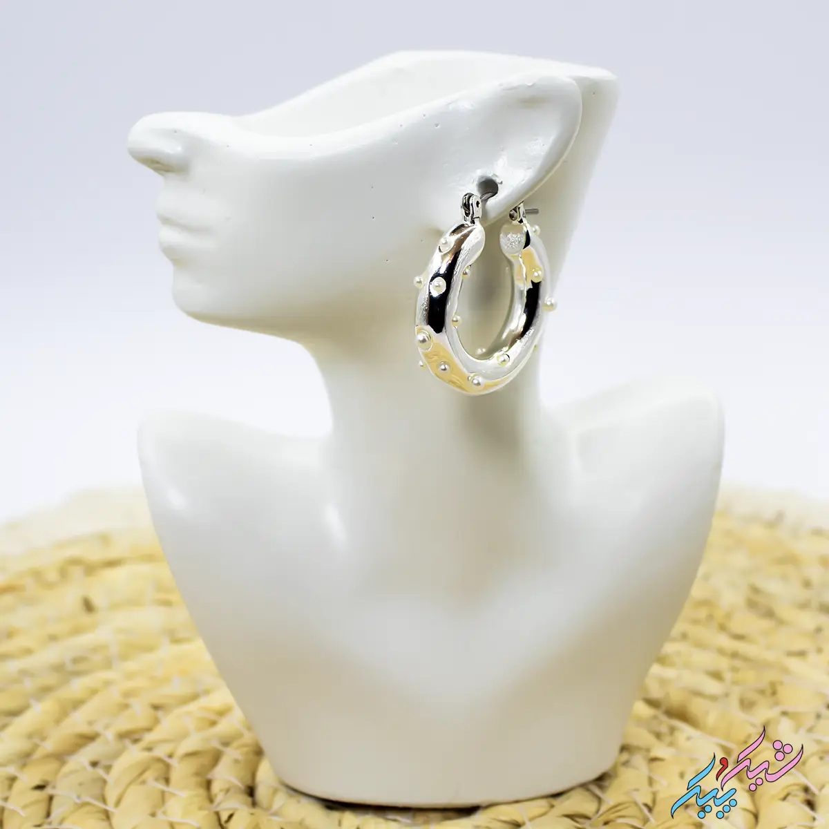 Earrings-18-2.webp گوشواره حلقهای نقرهای برند SIX با دانههای مروارید سفید برجسته و قفل فشاری محکم