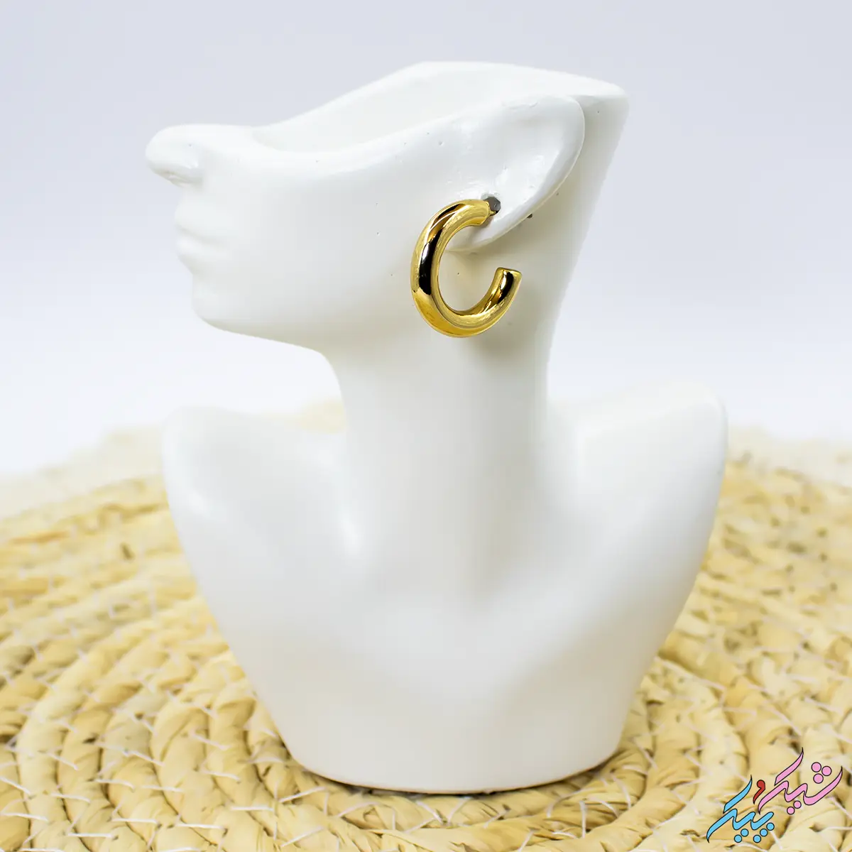Earrings-25-2.webp گوشواره هلالی طلایی میخی