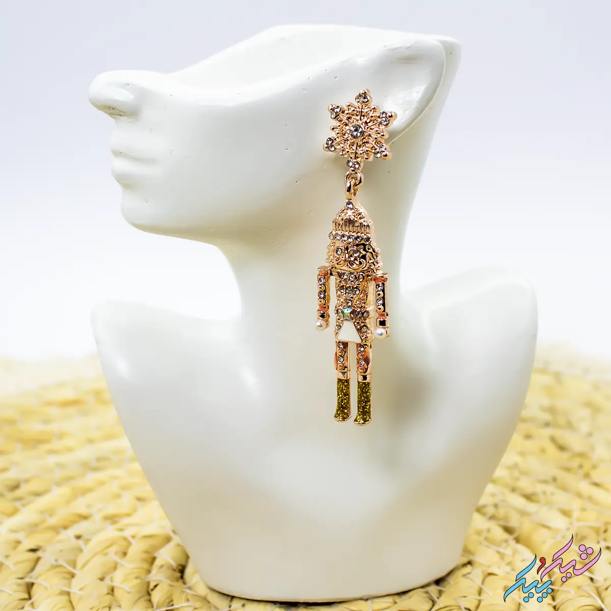 Earrings-34-2.webp گوشواره طرح فرعون برند I AM؛ مدل متالیک مسی با جزئیات اساطیری