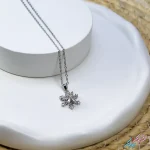 گردنبند استیل چرخشی و متحرک طرح دانه برف نگین دار - تصویر 3